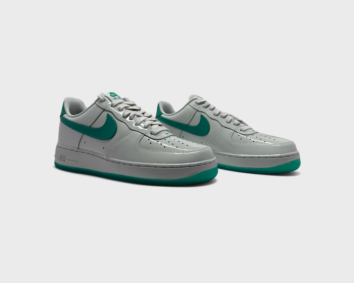 Nike Air Force 1 Patent Platinum Tint Stadium Green Sneaker weiß grün Paar schräg von vorne