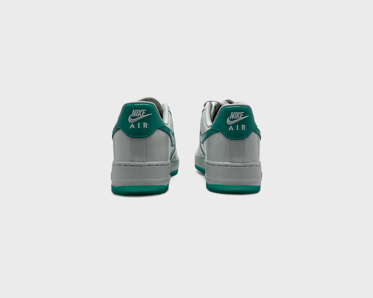Nike Air Force 1 Patent Platinum Tint Stadium Green Sneaker weiß grün Paar Rückansicht