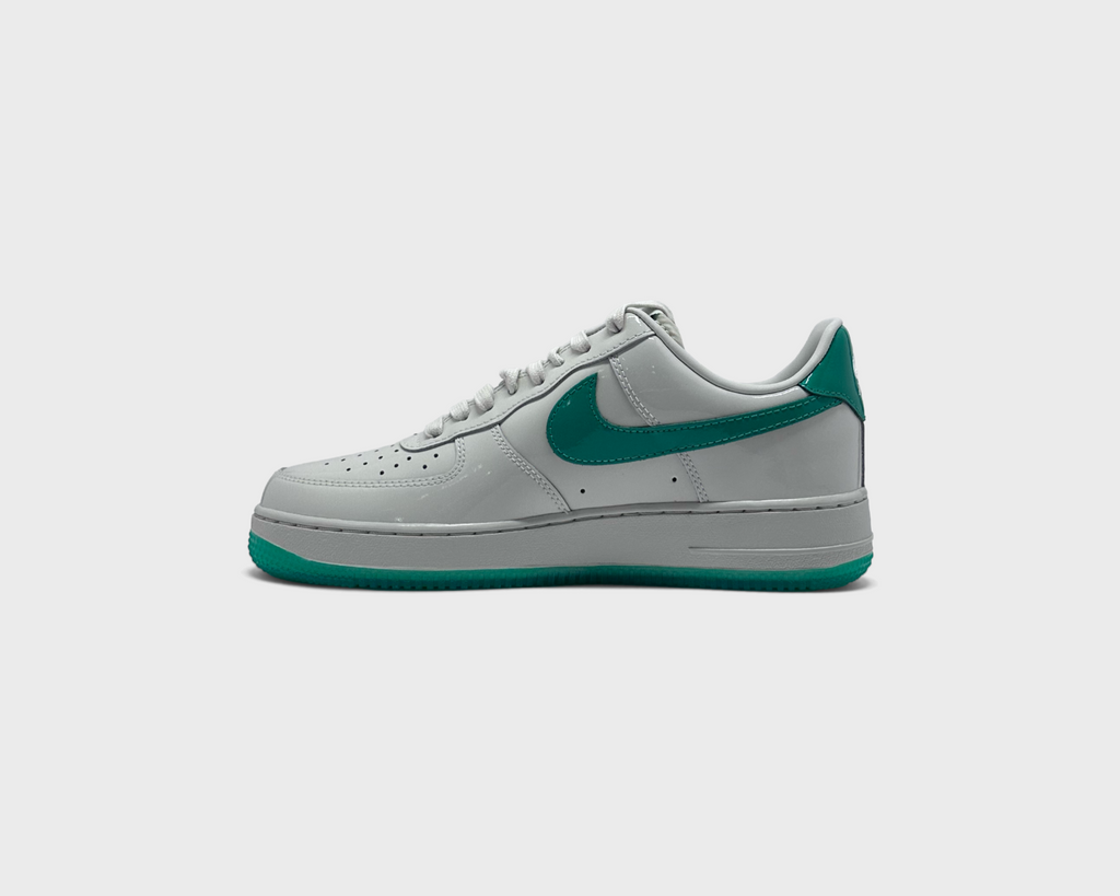 Nike Air Force 1 Patent Platinum Tint Stadium Green Sneaker weiß grün Innenseite Seitenansicht
