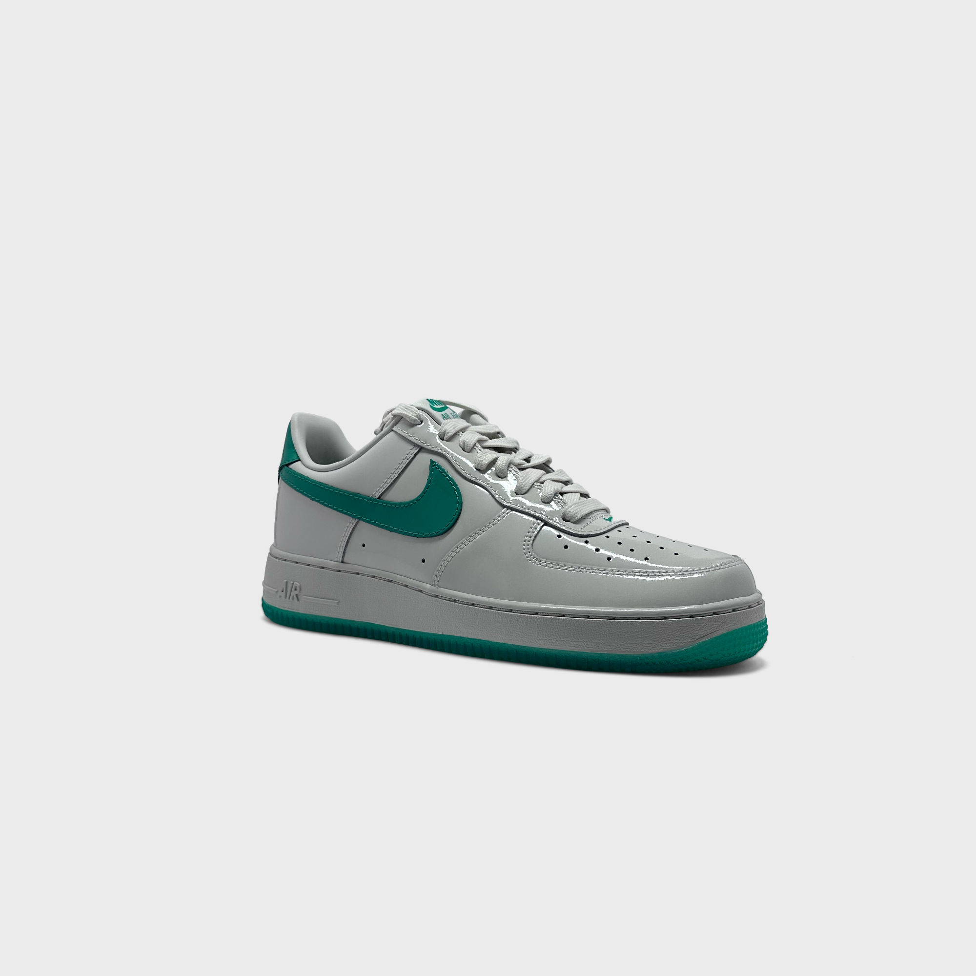 Nike Air Force 1 White Green Patent Sneaker weiß grün schräg von vorne
