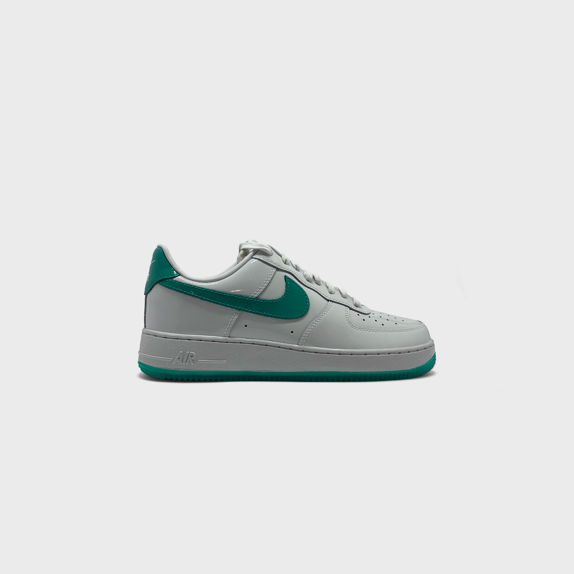 Nike Air Force 1 White Green Patent Sneaker weiß grün Außenseite Seitenansicht
