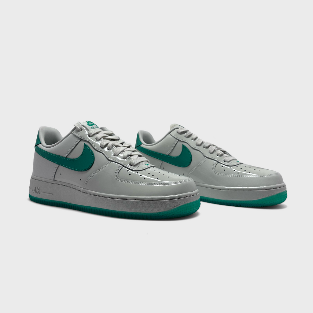 Nike Air Force 1 White Green Patent Sneaker weiß grün Paar schräg von vorne
