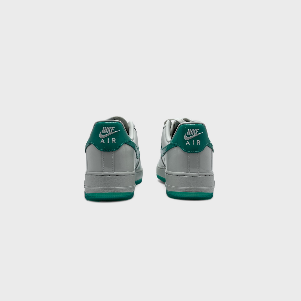Nike Air Force 1 White Green Patent Sneaker weiß grün Sneaker Paar Rückansicht
