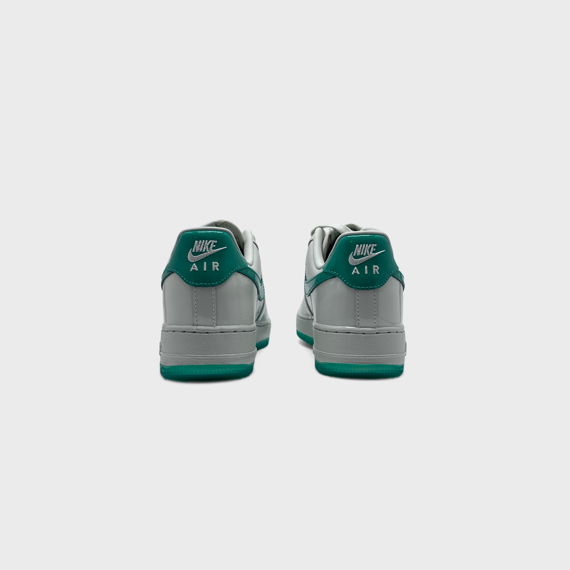 Nike Air Force 1 White Green Patent Sneaker weiß grün Sneaker Paar Rückansicht

