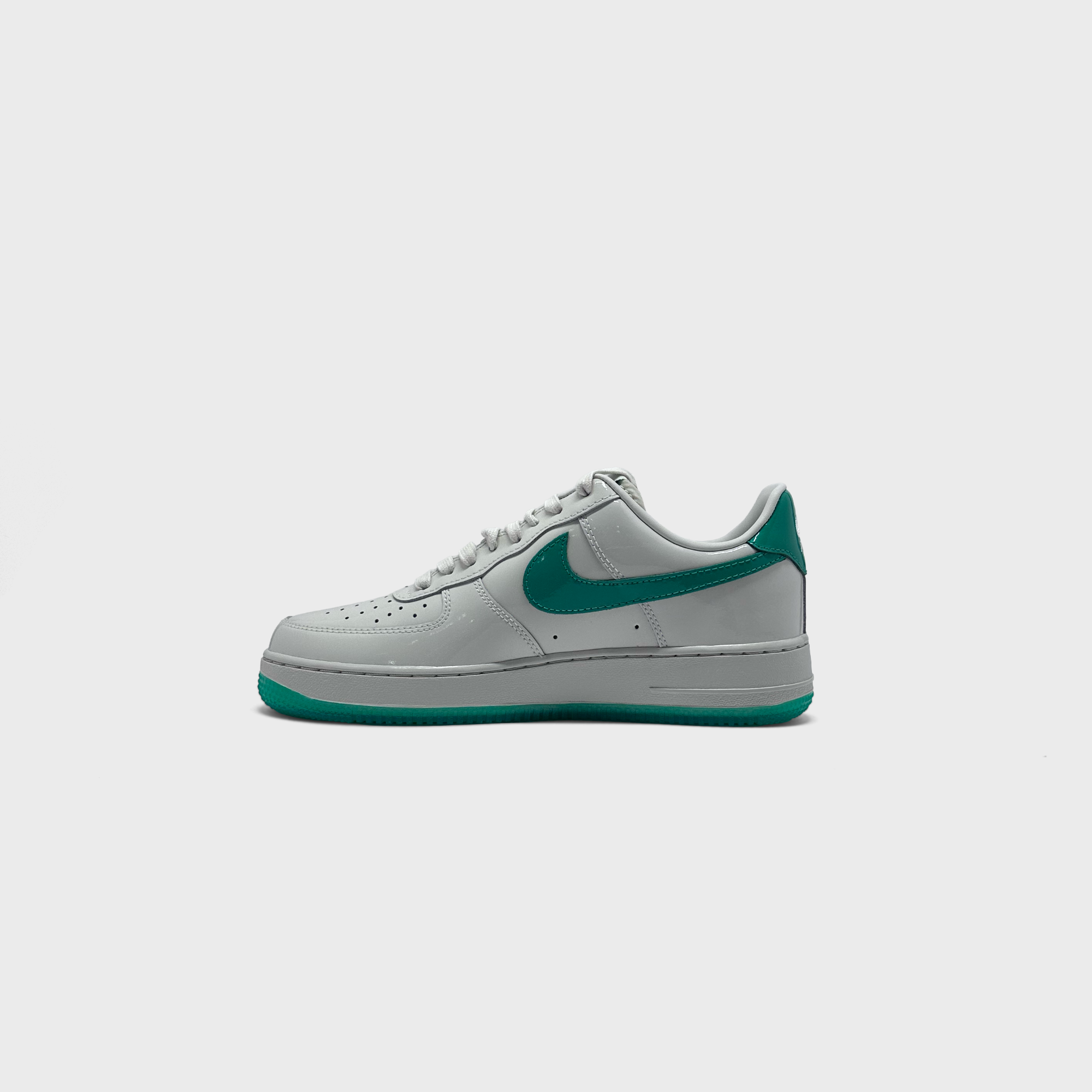 Nike Air Force 1 White Green Patent Sneaker weiß grün Innenseite Seitenansicht
