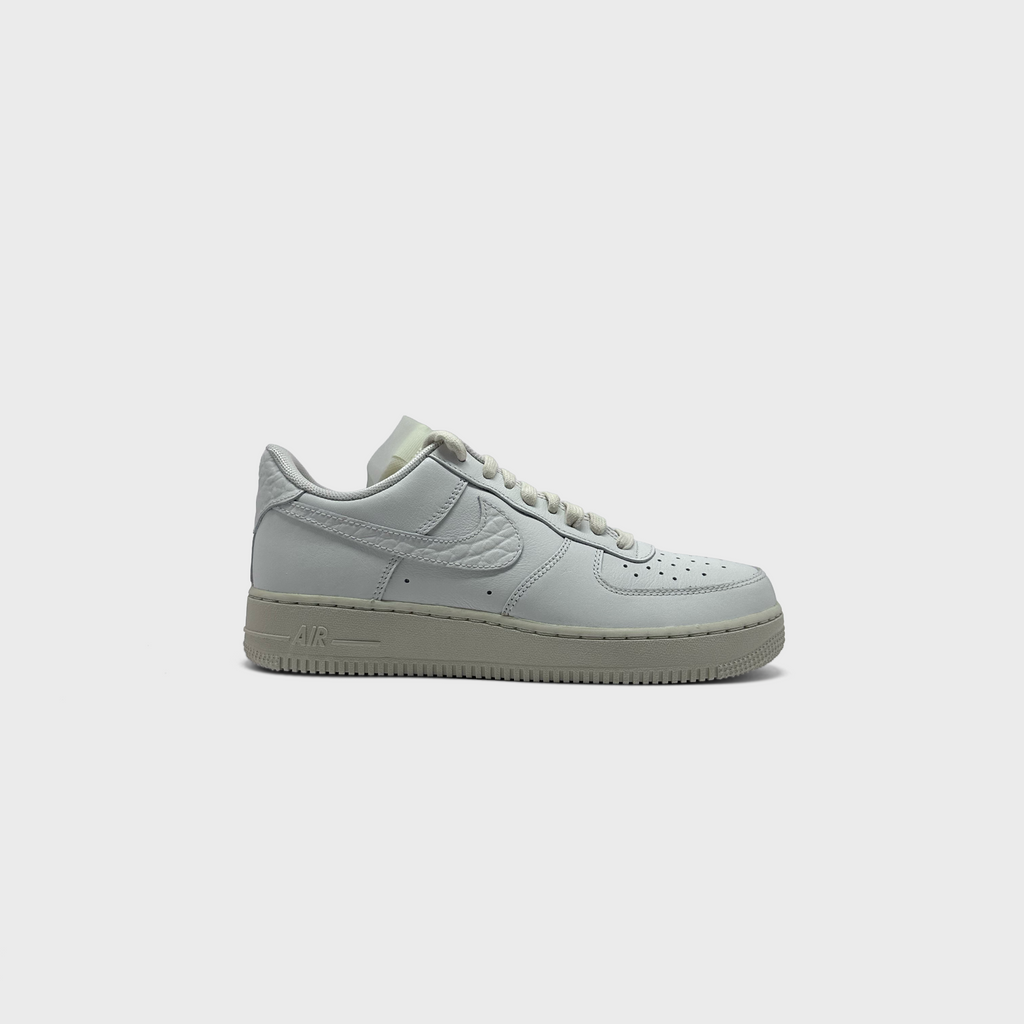 Nike Air Force 1 White Sail Sneaker weiß creme Außenseite Seitenansicht
