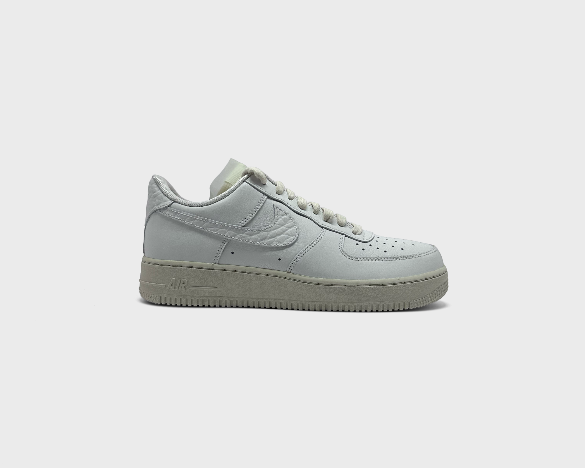 Nike Air Force 1 White Sail Sneaker weiß creme Außenseite Seitenansicht
