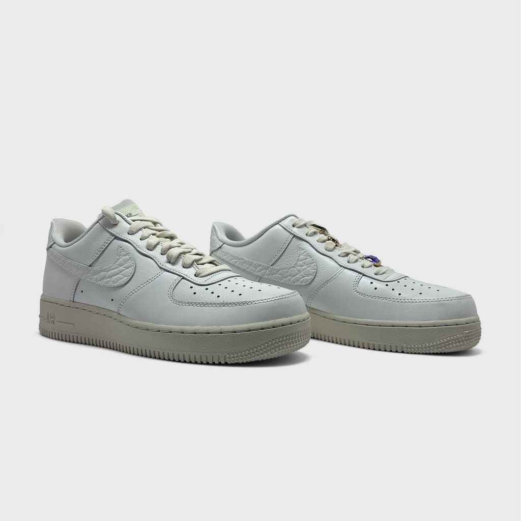 Nike Air Force 1 White Sail Sneaker weiß creme Paar schräg von vorne
