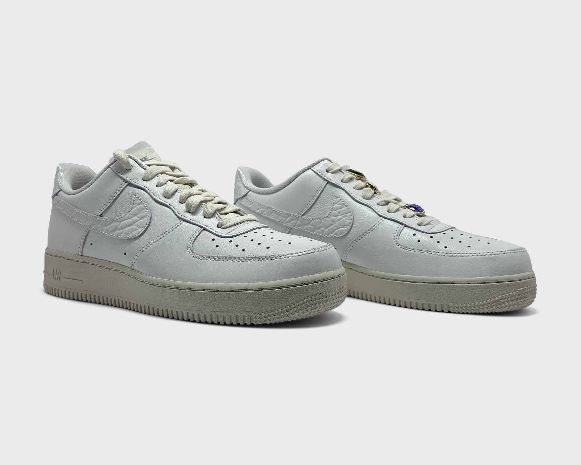 Nike Air Force 1 White Sail Sneaker weiß creme Paar schräg von vorne
