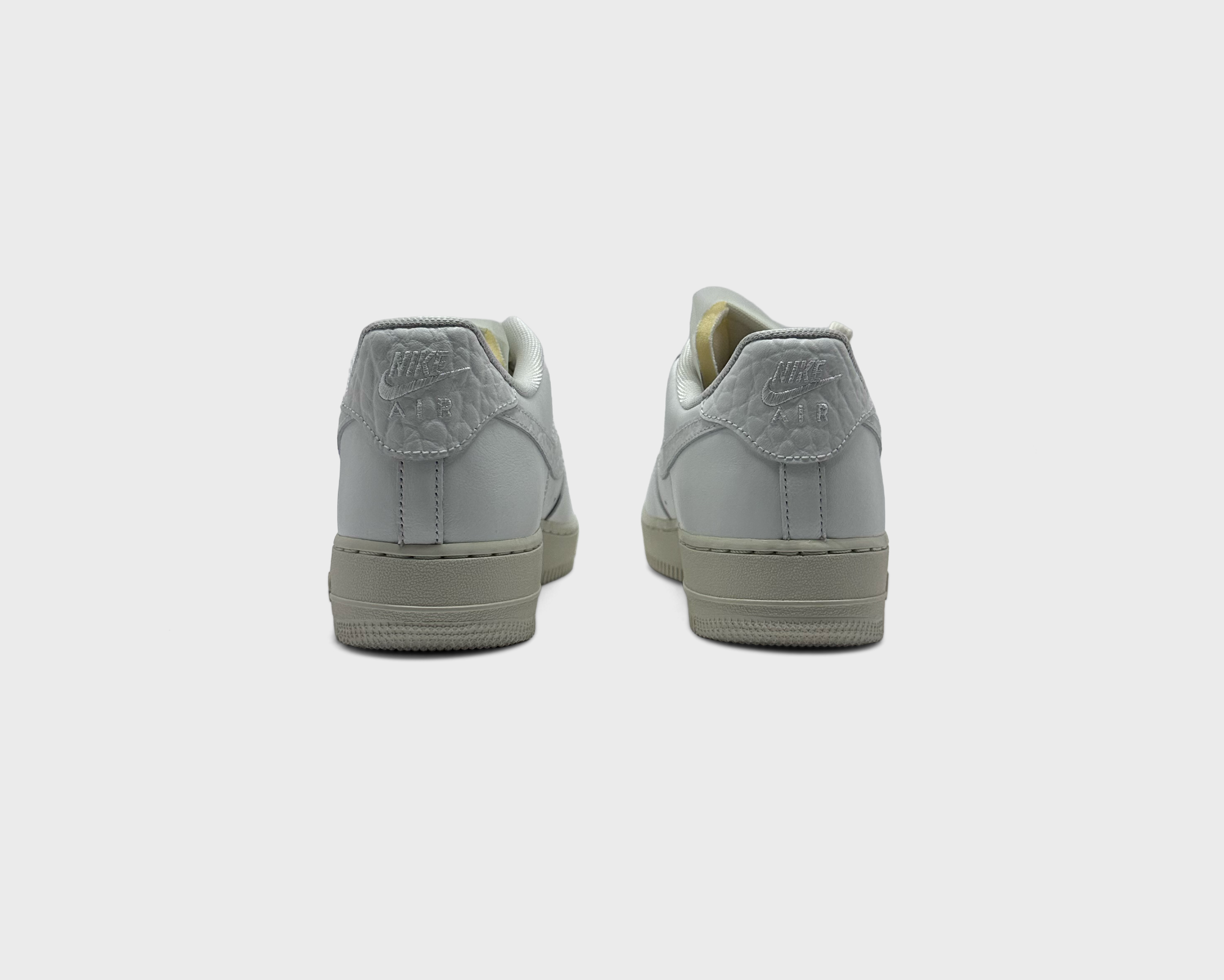 Nike Air Force 1 White Sail Sneaker weiß creme Sneaker Paar Rückansicht
