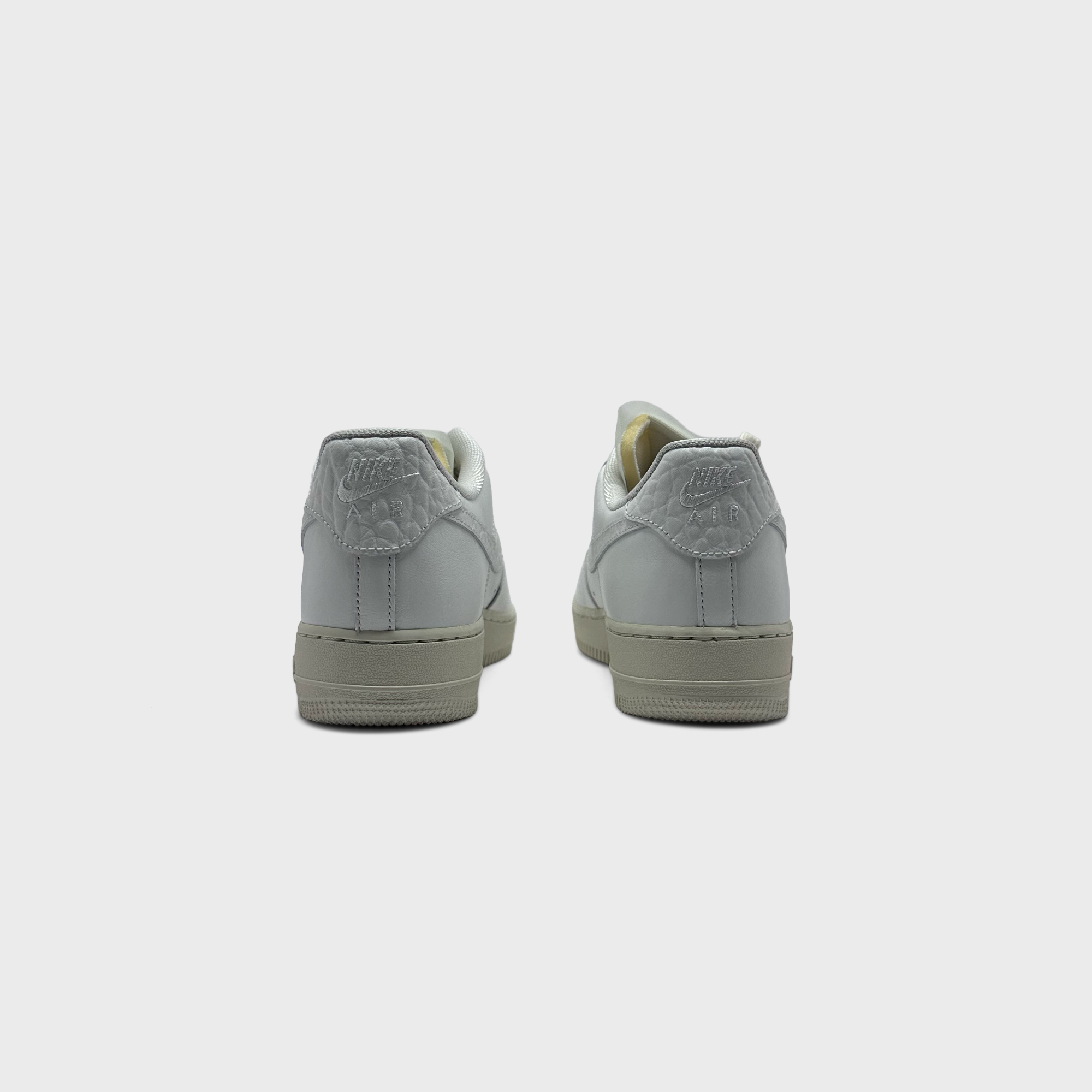 Nike Air Force 1 White Sail Sneaker weiß creme Sneaker Paar Rückansicht
