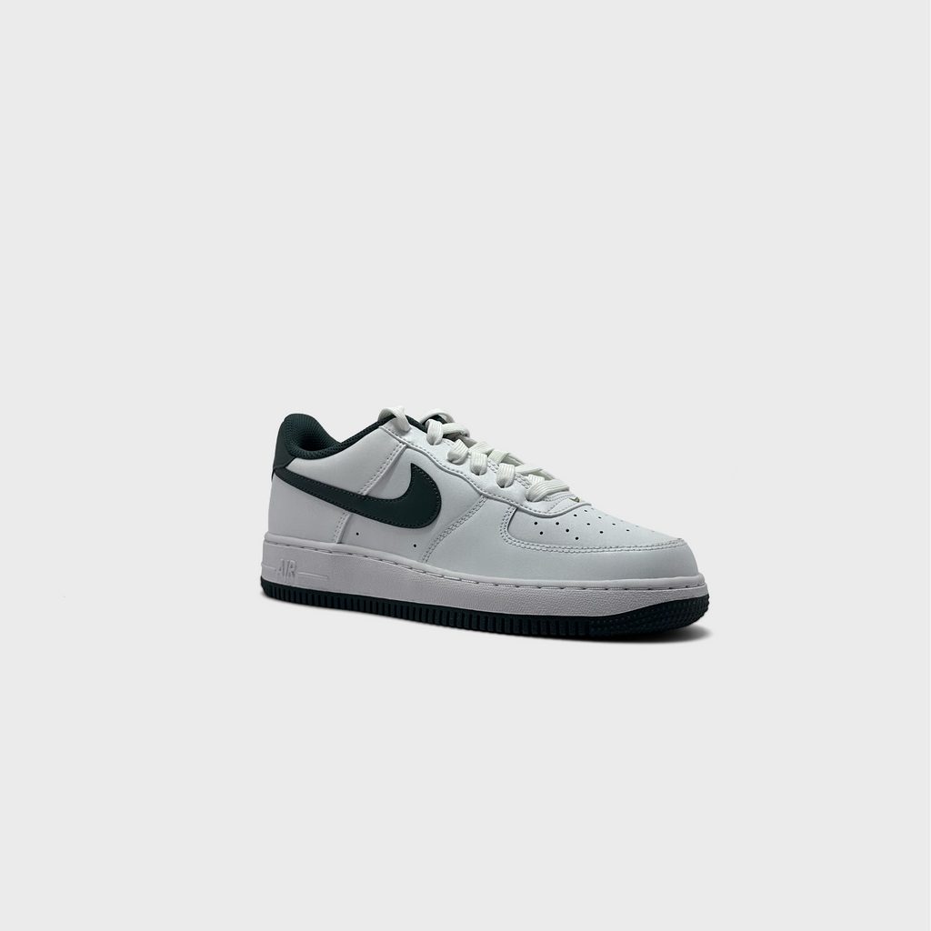 Nike Air Force 1 White Vintage Green Sneaker weiß grün schräg von vorne
