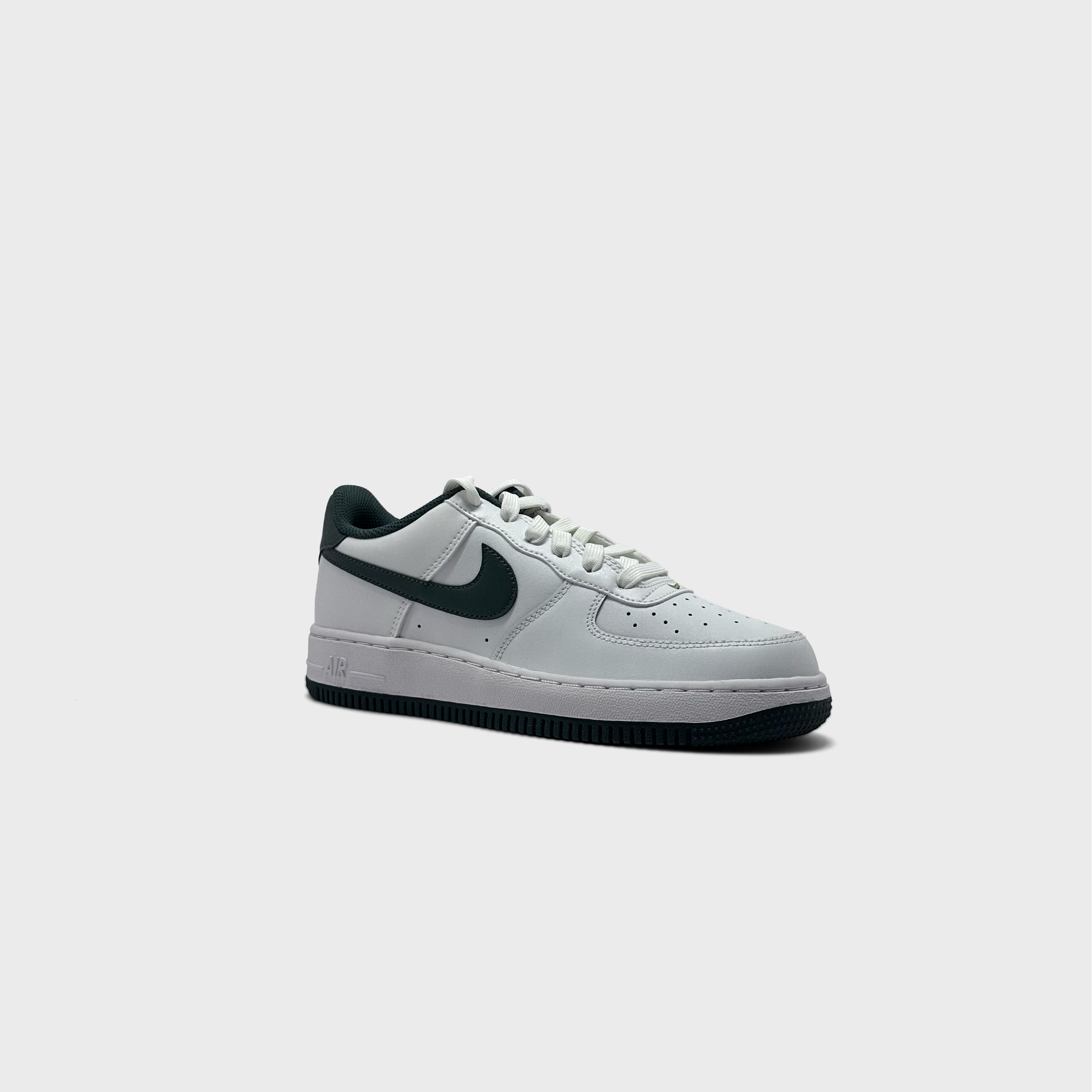 Nike Air Force 1 White Vintage Green Sneaker weiß grün schräg von vorne
