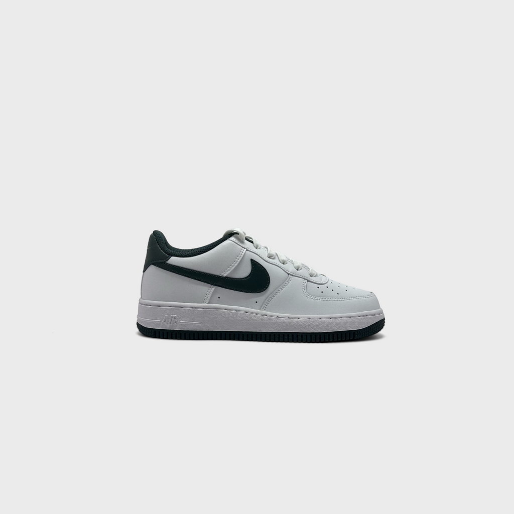 Nike Air Force 1 White Vintage Green Sneaker weiß grün Außenseite Seitenansicht
