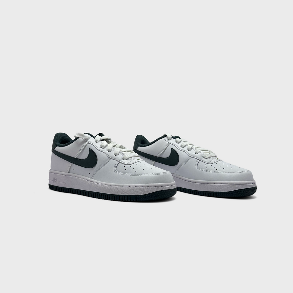 Nike Air Force 1 White Vintage Green Sneaker weiß grün Paar schräg von vorne
