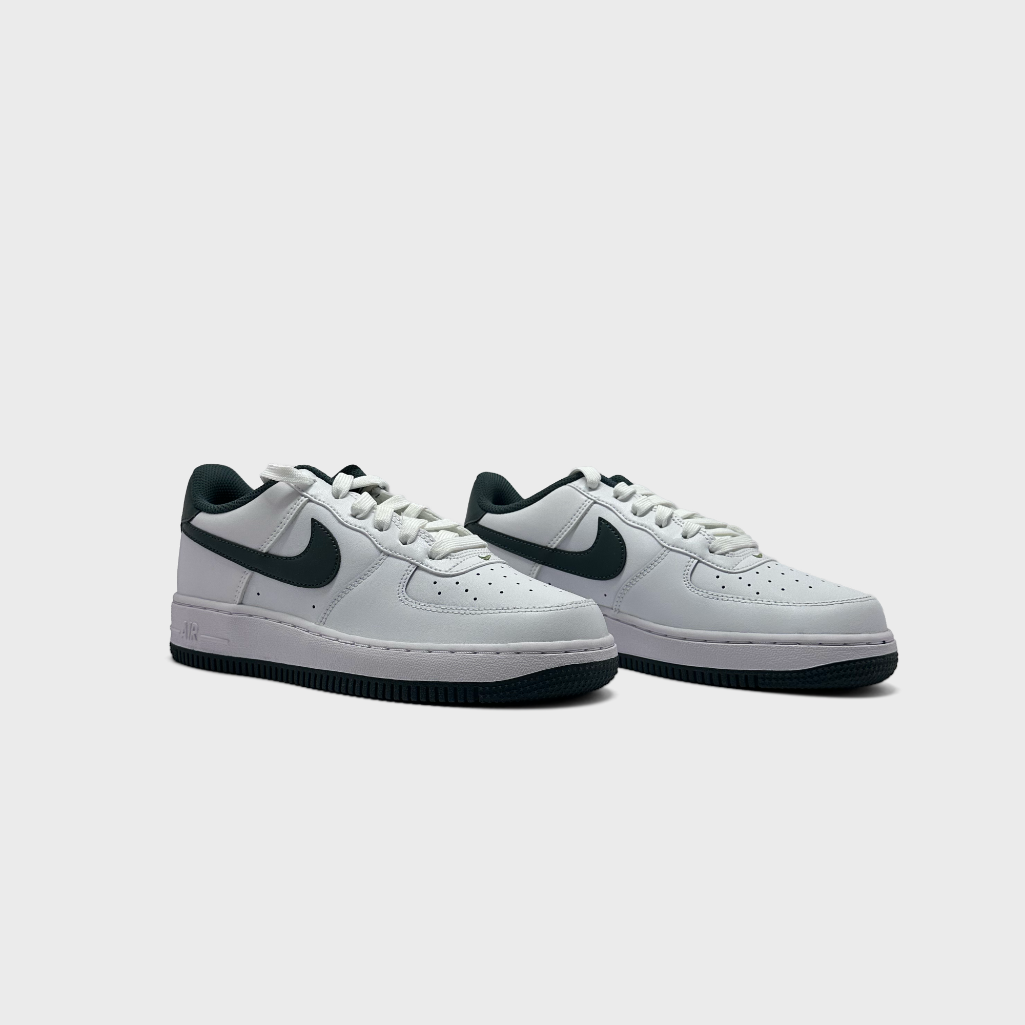 Nike Air Force 1 White Vintage Green Sneaker weiß grün Paar schräg von vorne

