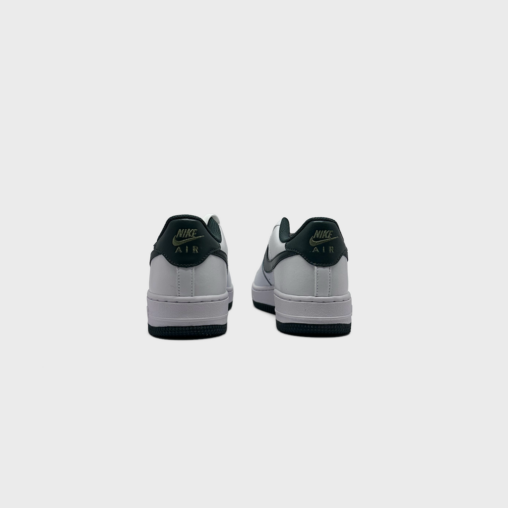 Nike Air Force 1 White Vintage Green Sneaker weiß grün Sneaker Paar Rückansicht
