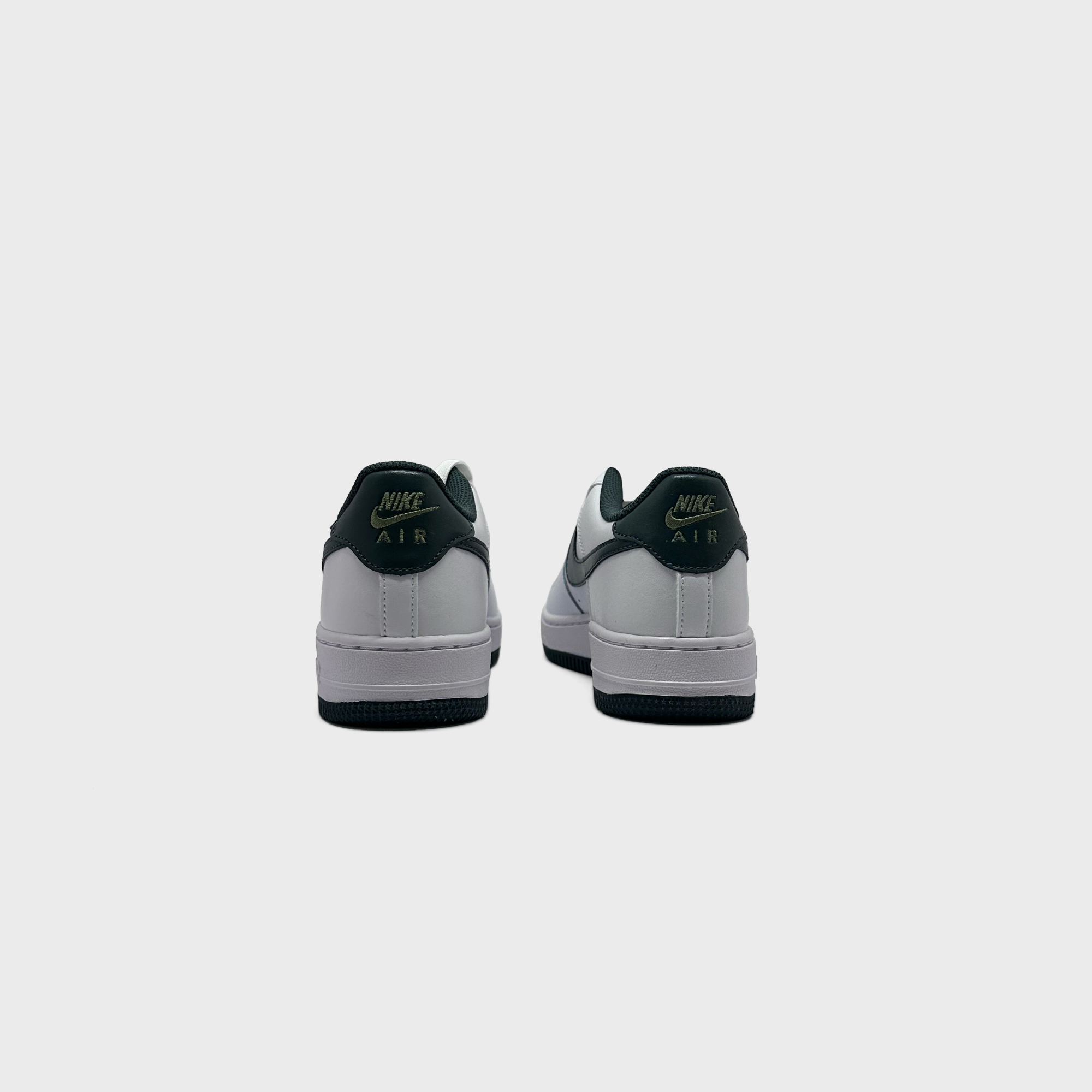 Nike Air Force 1 White Vintage Green Sneaker weiß grün Sneaker Paar Rückansicht
