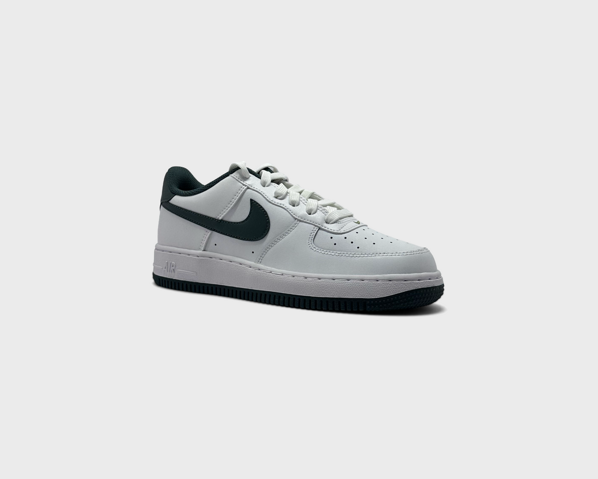 Nike Air Force 1 White Vintage Green Kids Sneaker weiß grün schräg von vorne