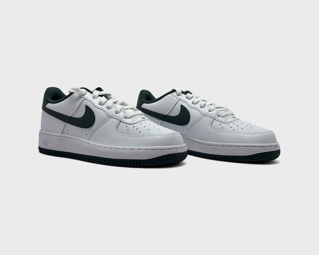 Nike Air Force 1 White Vintage Green Kids Sneaker weiß grün Paar schräg von vorne
