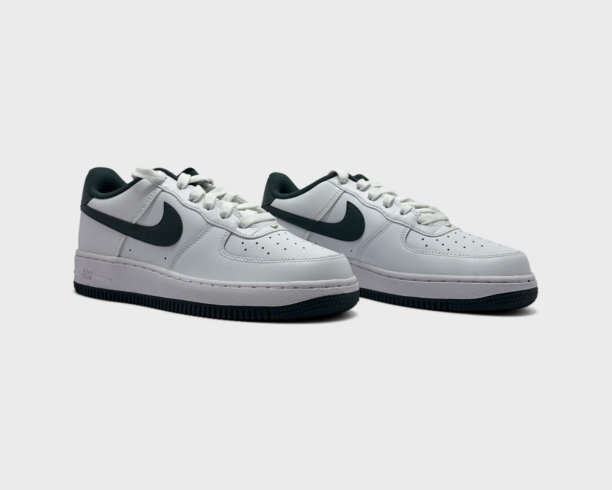 Nike Air Force 1 White Vintage Green Kids Sneaker weiß grün Paar schräg von vorne