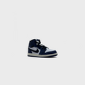Nike Air Jordan 1 Retro High OG Midnight Navy Sneaker dunkelblau weiß schräg von vorne
