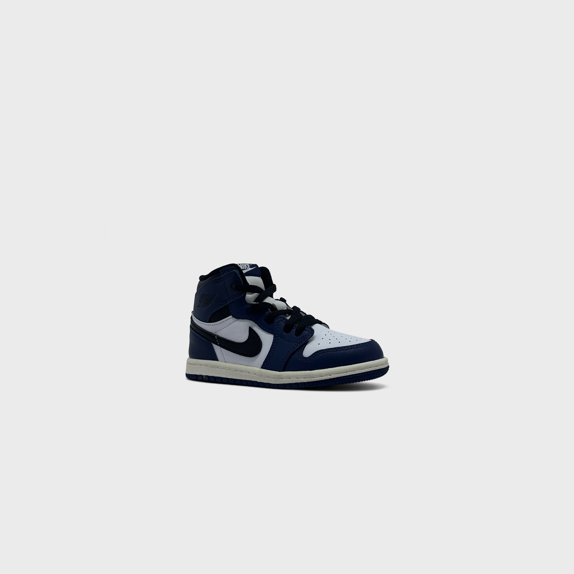 Nike Air Jordan 1 Retro High OG Midnight Navy Sneaker dunkelblau weiß schräg von vorne
