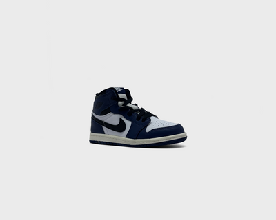 Nike Air Jordan 1 Retro High OG Midnight Navy Sneaker dunkelblau weiß schräg von vorne
