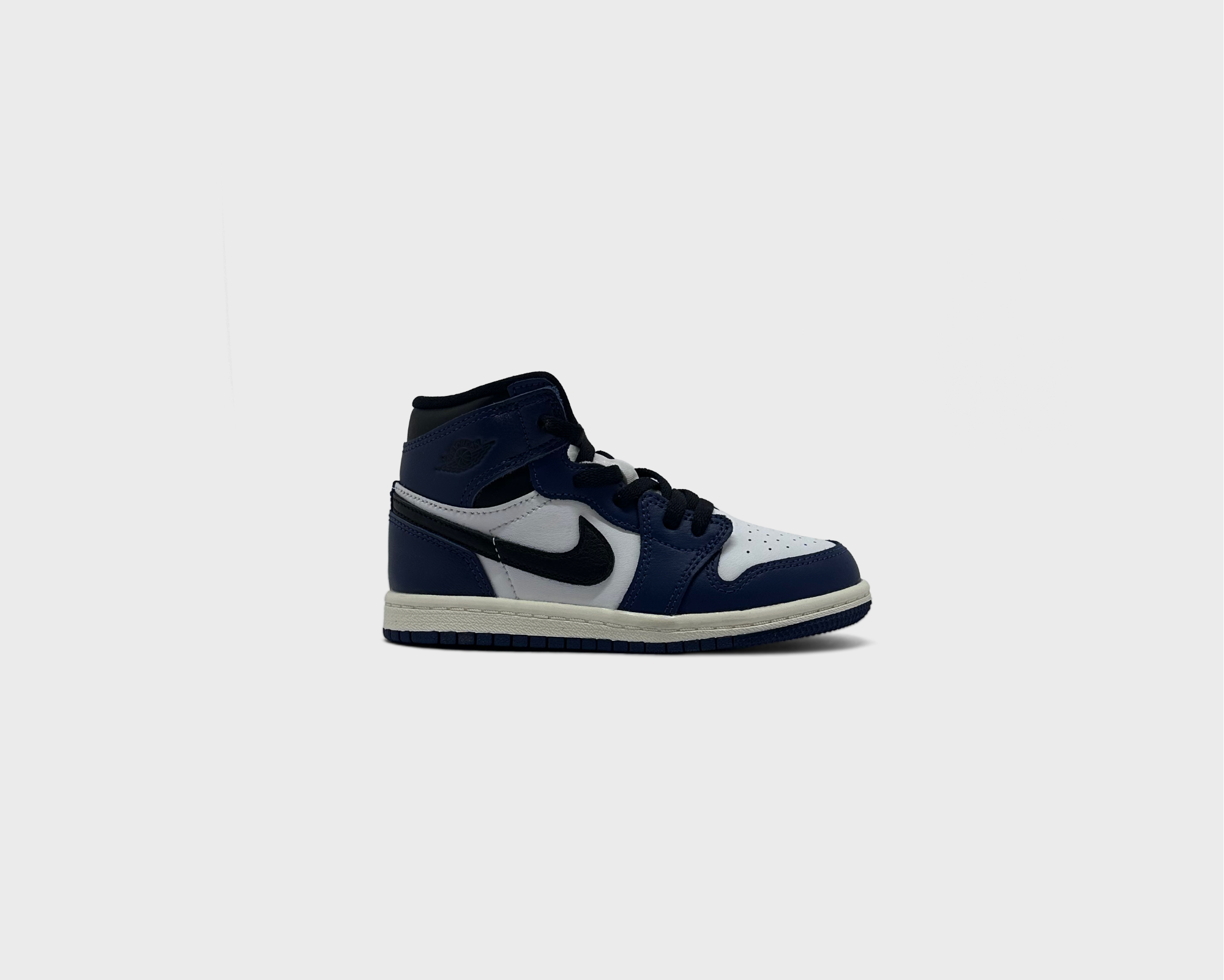 Nike Air Jordan 1 Retro High OG Midnight Navy Sneaker dunkelblau weiß Außenseite Seitenansicht
