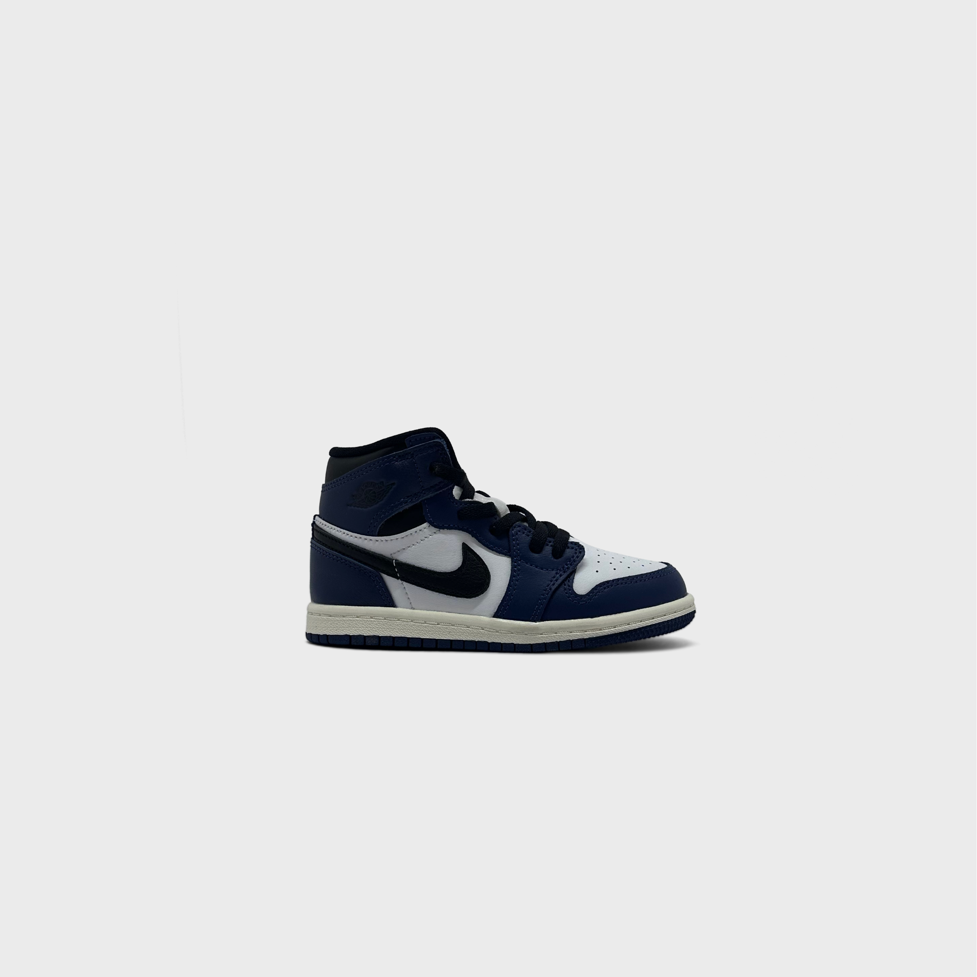 Nike Air Jordan 1 Retro High OG Midnight Navy Sneaker dunkelblau weiß Außenseite Seitenansicht
