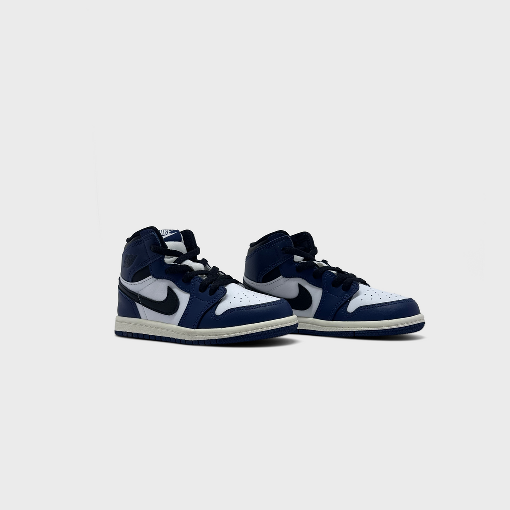 Nike Air Jordan 1 Retro High OG Midnight Navy Sneaker dunkelblau weiß Paar schräg von vorne
