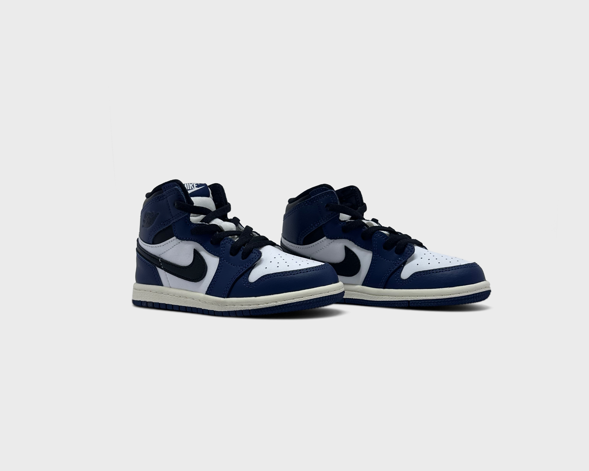 Nike Air Jordan 1 Retro High OG Midnight Navy Sneaker dunkelblau weiß Paar schräg von vorne

