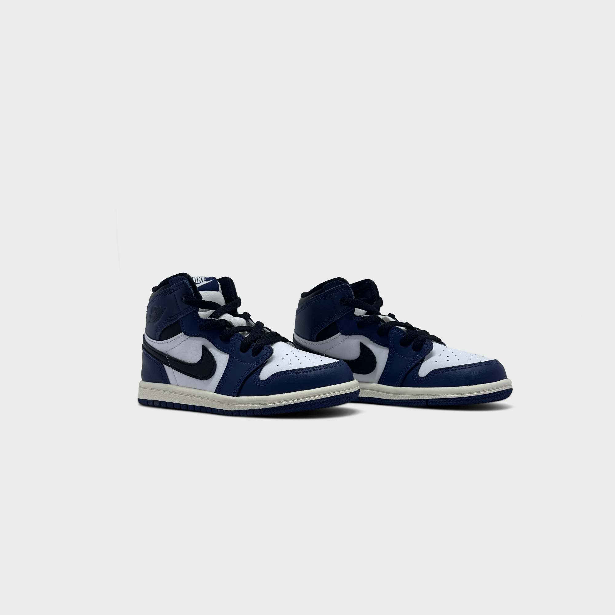 Nike Air Jordan 1 Retro High OG Midnight Navy Sneaker dunkelblau weiß Paar schräg von vorne
