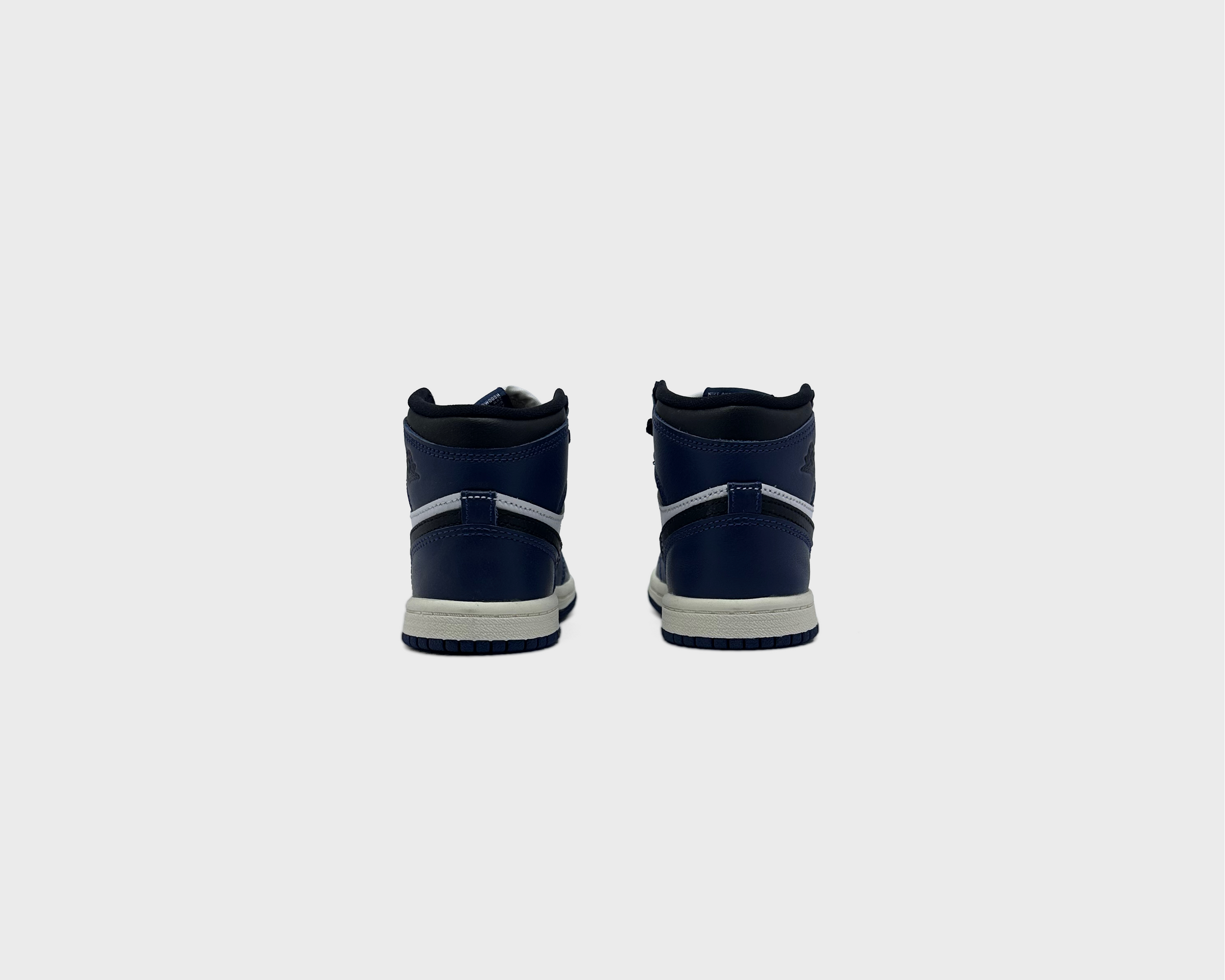 Nike Air Jordan 1 Retro High OG Midnight Navy Sneaker dunkelblau weiß Sneaker Paar Rückansicht
