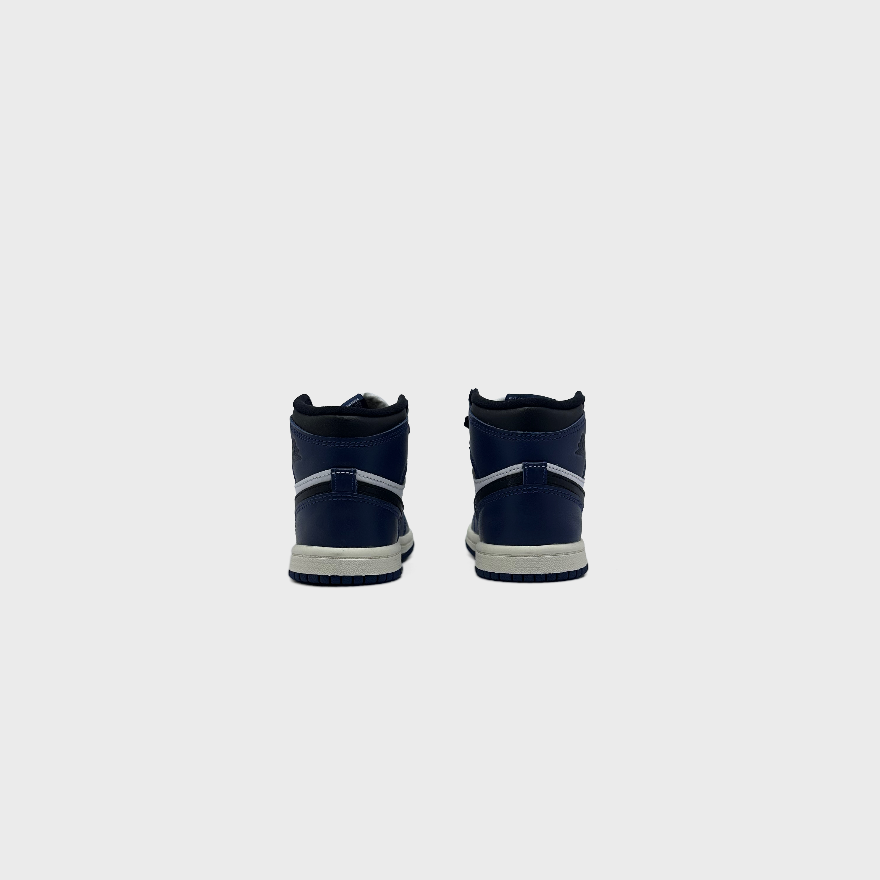 Nike Air Jordan 1 Retro High OG Midnight Navy Sneaker dunkelblau weiß Sneaker Paar Rückansicht
