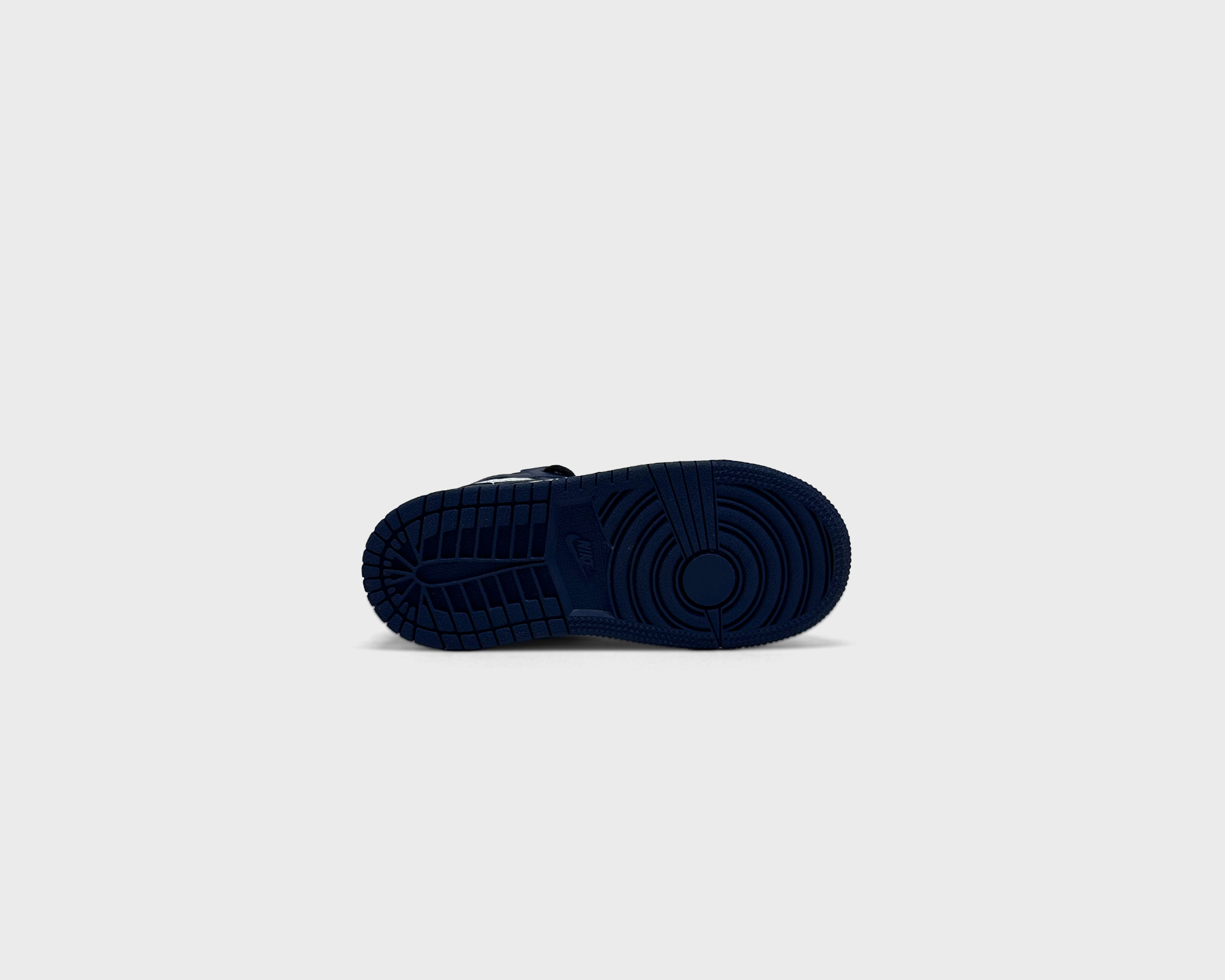 Nike Air Jordan 1 Retro High OG Midnight Navy Sneaker dunkelblau weiß Sohle Unterseite
