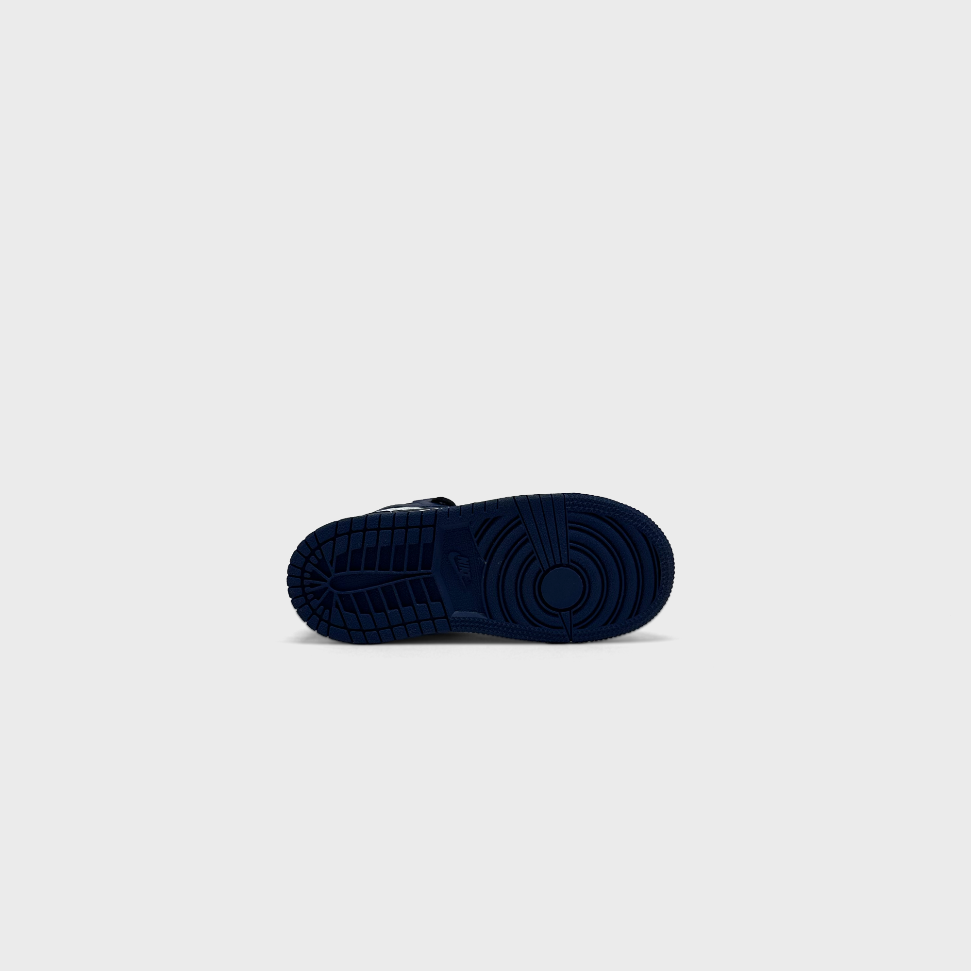 Nike Air Jordan 1 Retro High OG Midnight Navy Sneaker dunkelblau weiß Sohle Unterseite
