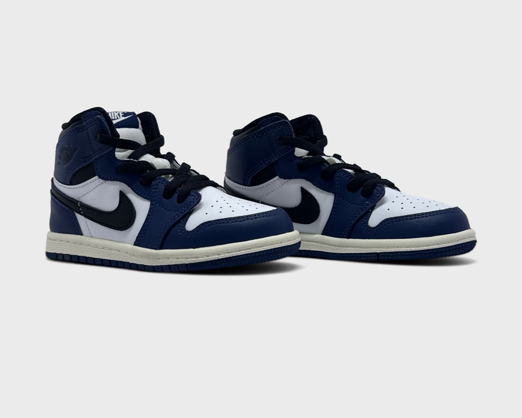 Nike Air Jordan 1 Retro High OG Midnight Navy Kids Sneaker dunkelblau weiß Paar schräg von vorne
