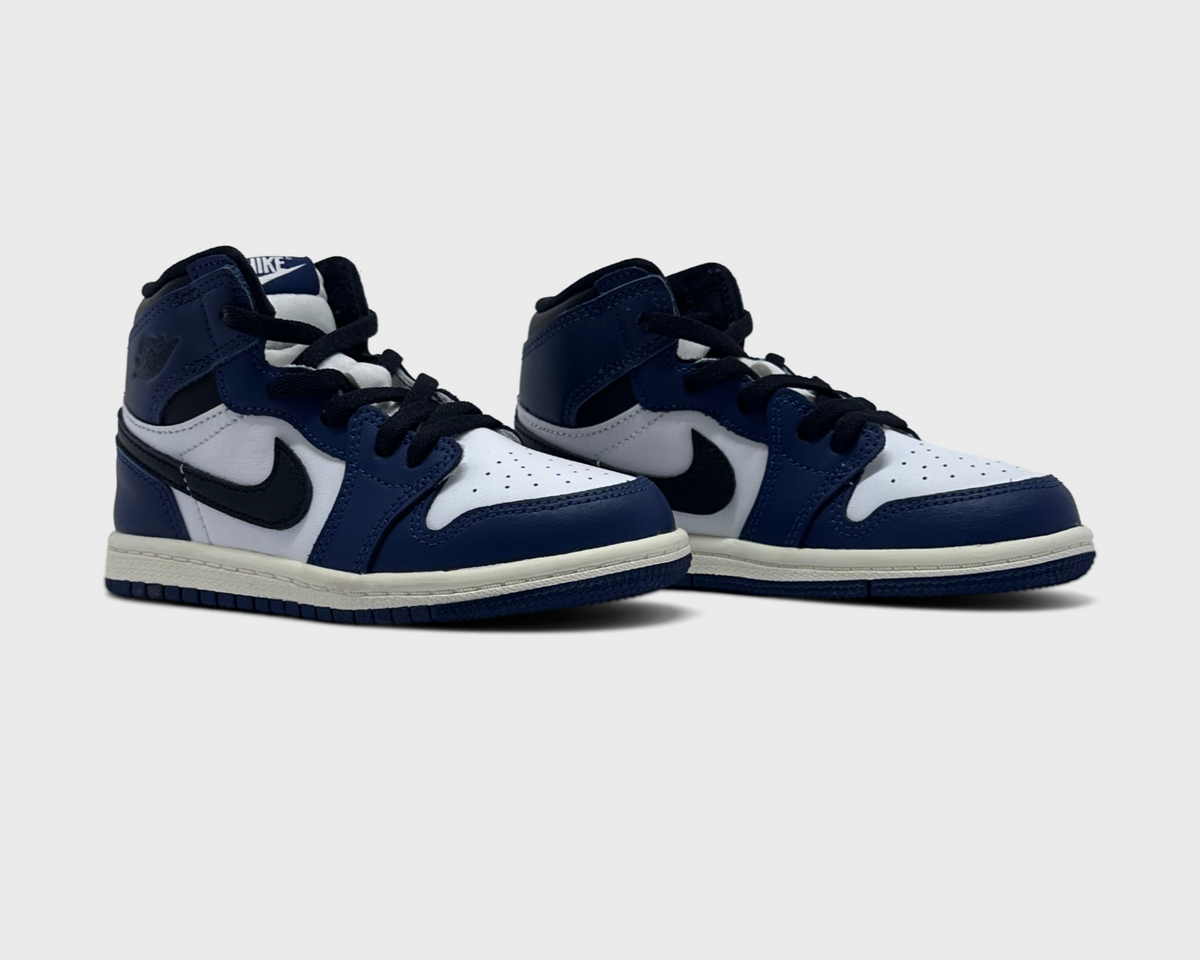 Nike Air Jordan 1 Retro High OG Midnight Navy Kids Sneaker dunkelblau weiß Paar schräg von vorne