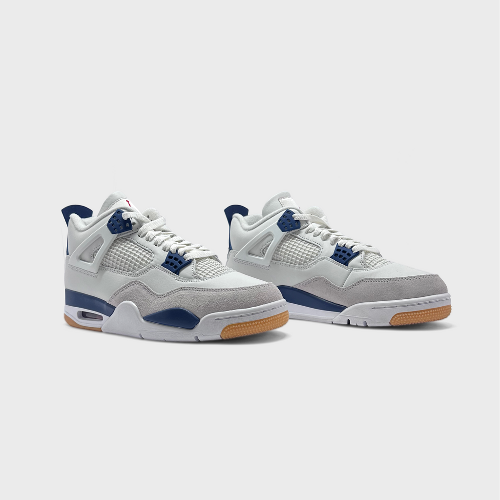 Nike Air Jordan 4 Retro Navy Sneaker weiß dunkelblau Paar schräg von vorne
