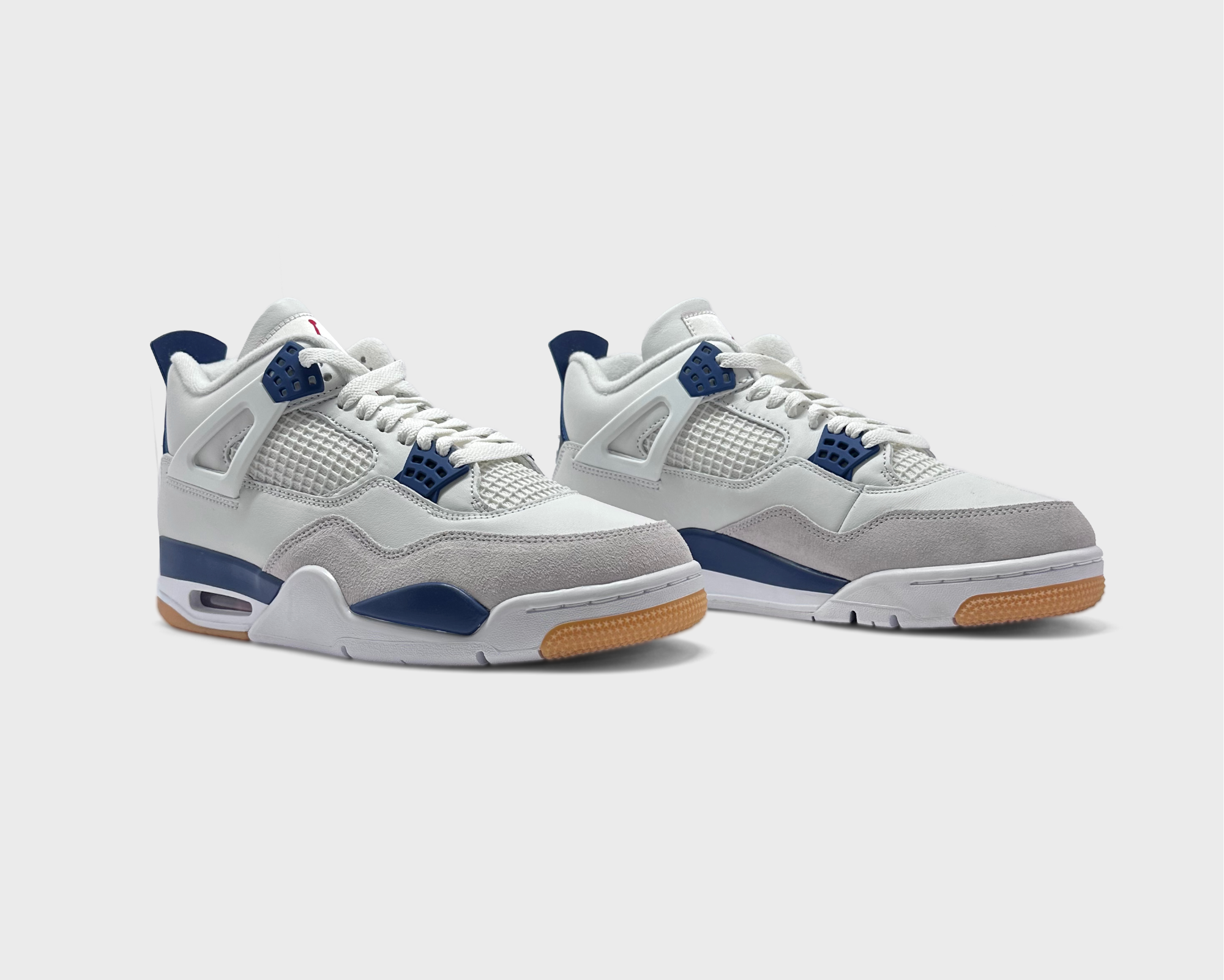 Nike Air Jordan 4 Retro Navy Sneaker weiß dunkelblau Paar schräg von vorne
