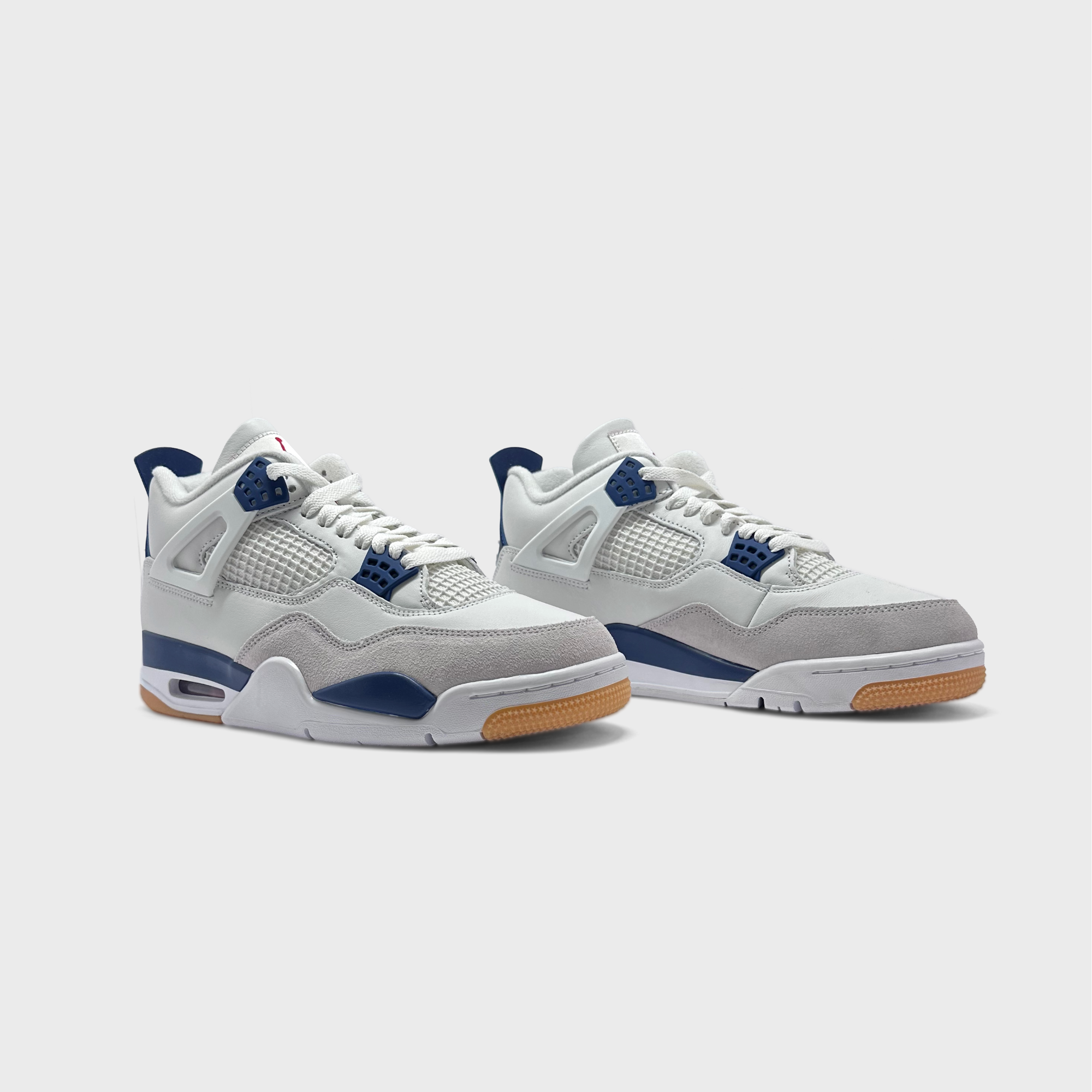 Nike Air Jordan 4 Retro Navy Sneaker weiß dunkelblau Paar schräg von vorne
