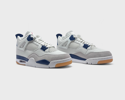 Nike Air Jordan 4 Retro Navy Sneaker weiß dunkelblau Paar schräg von vorne
