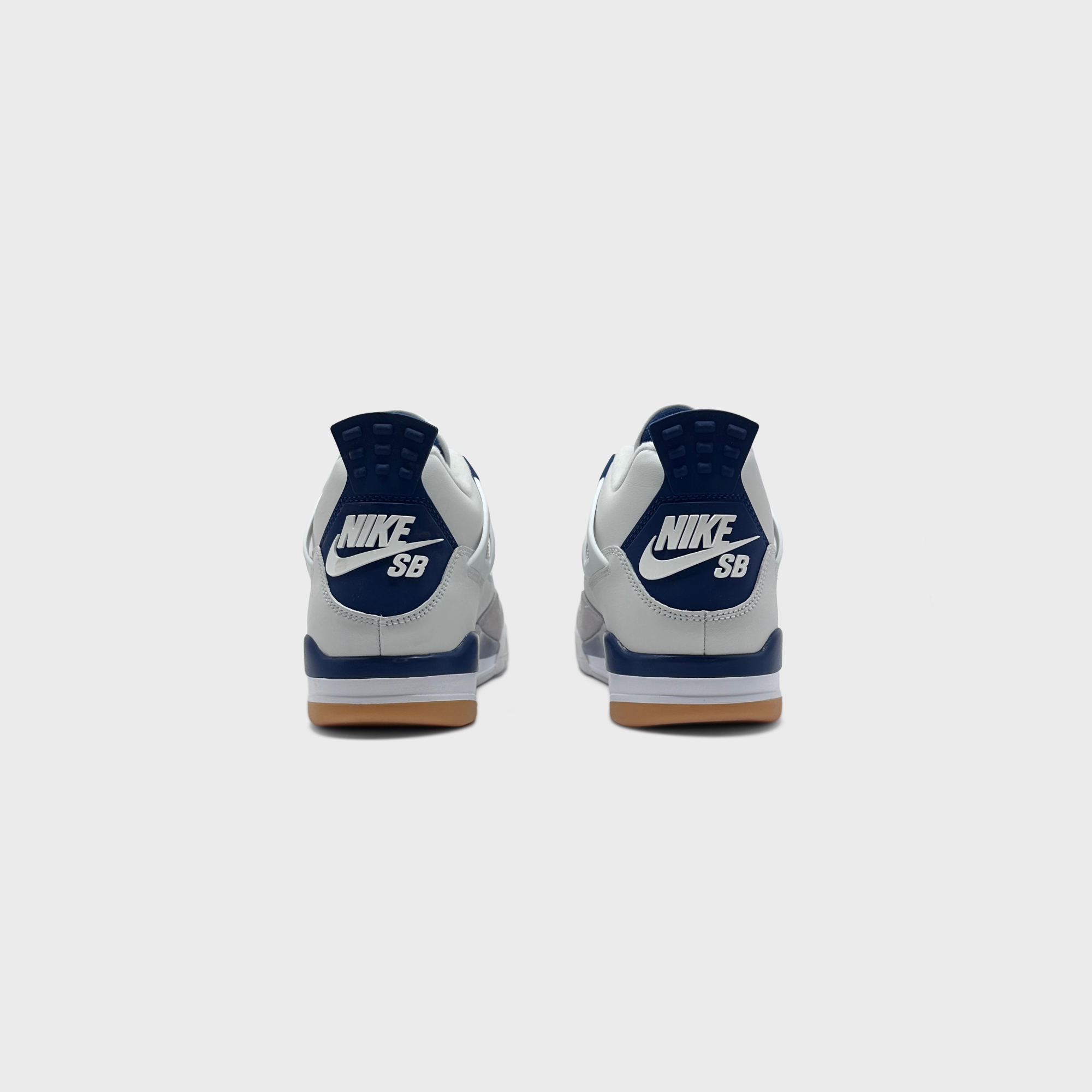 Nike Air Jordan 4 Retro Navy Sneaker weiß dunkelblau Sneaker Paar Rückansicht
