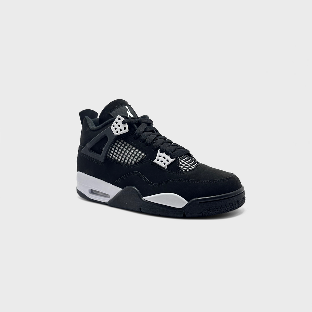Nike Air Jordan 4 Retro White Thunder Sneaker schwarz weiß schräg von vorne
