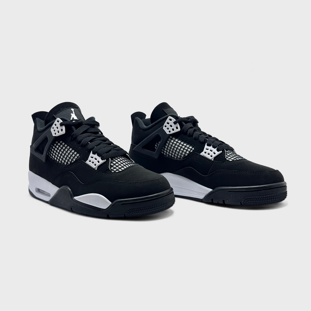 Nike Air Jordan 4 Retro White Thunder Sneaker schwarz weiß Paar schräg von vorne
