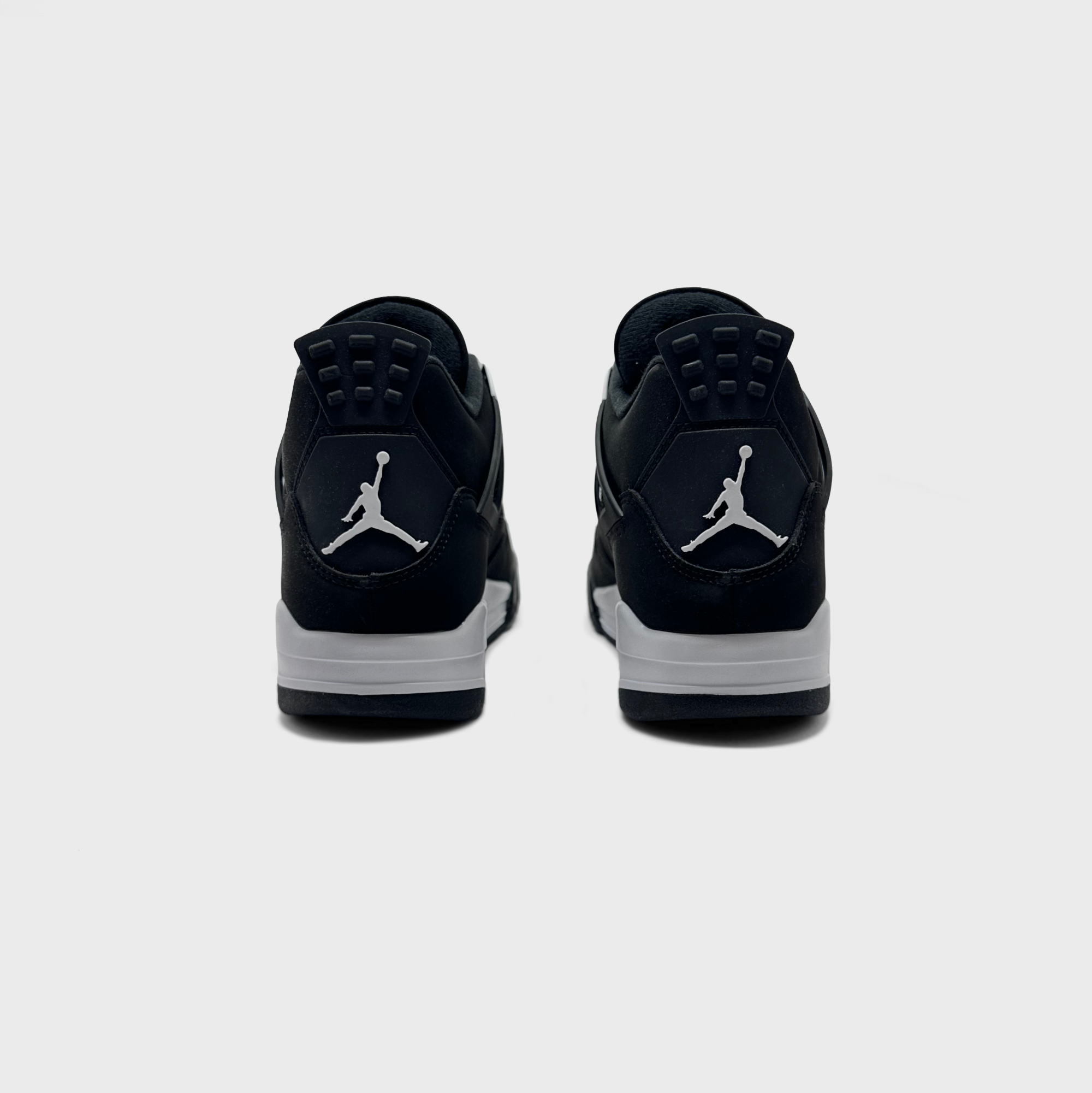 Nike Air Jordan 4 Retro White Thunder Sneaker schwarz weiß Sneaker Paar Rückansicht

