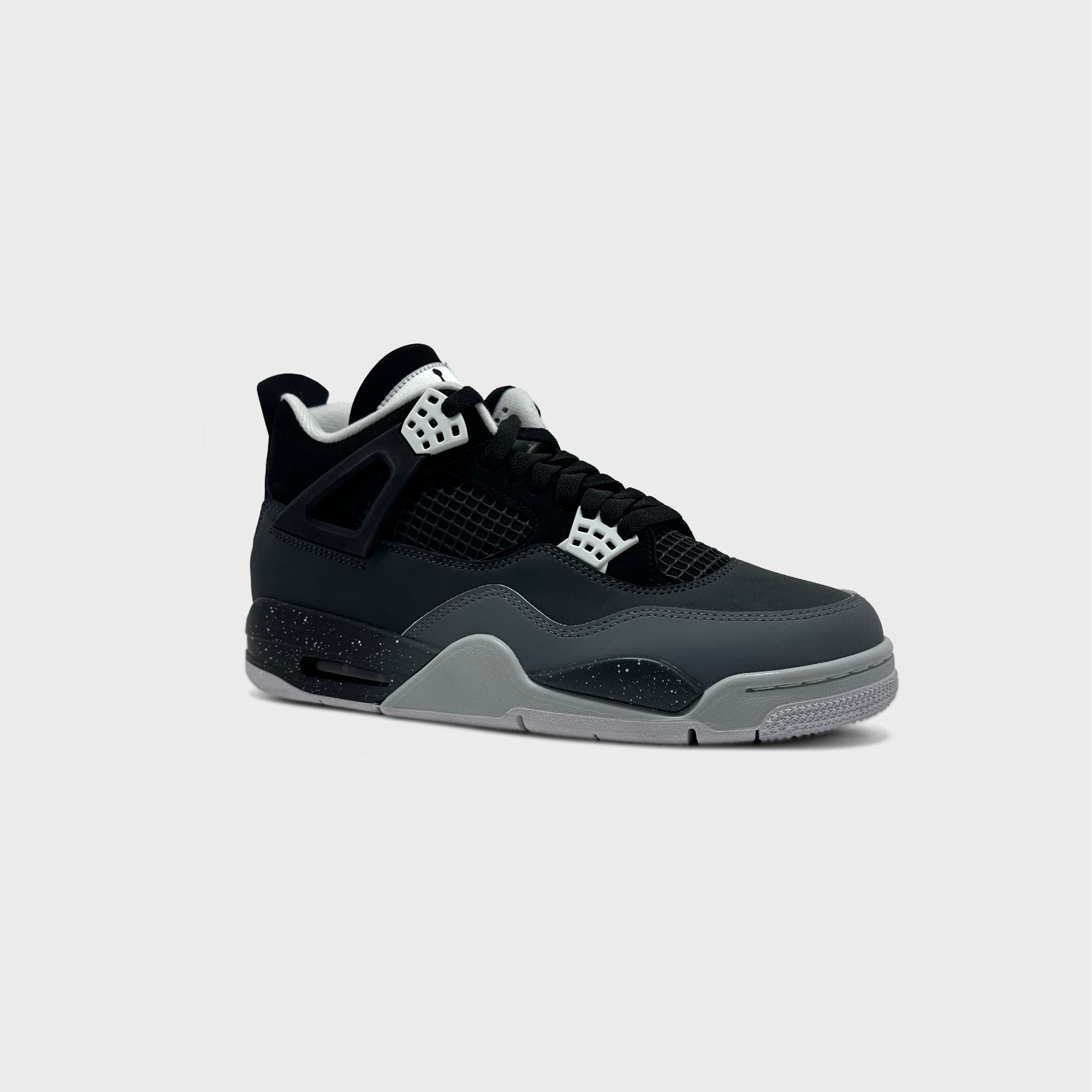 Nike Air Jordan 4 SE Fear Sneaker grau schwarz schräg von vorne
