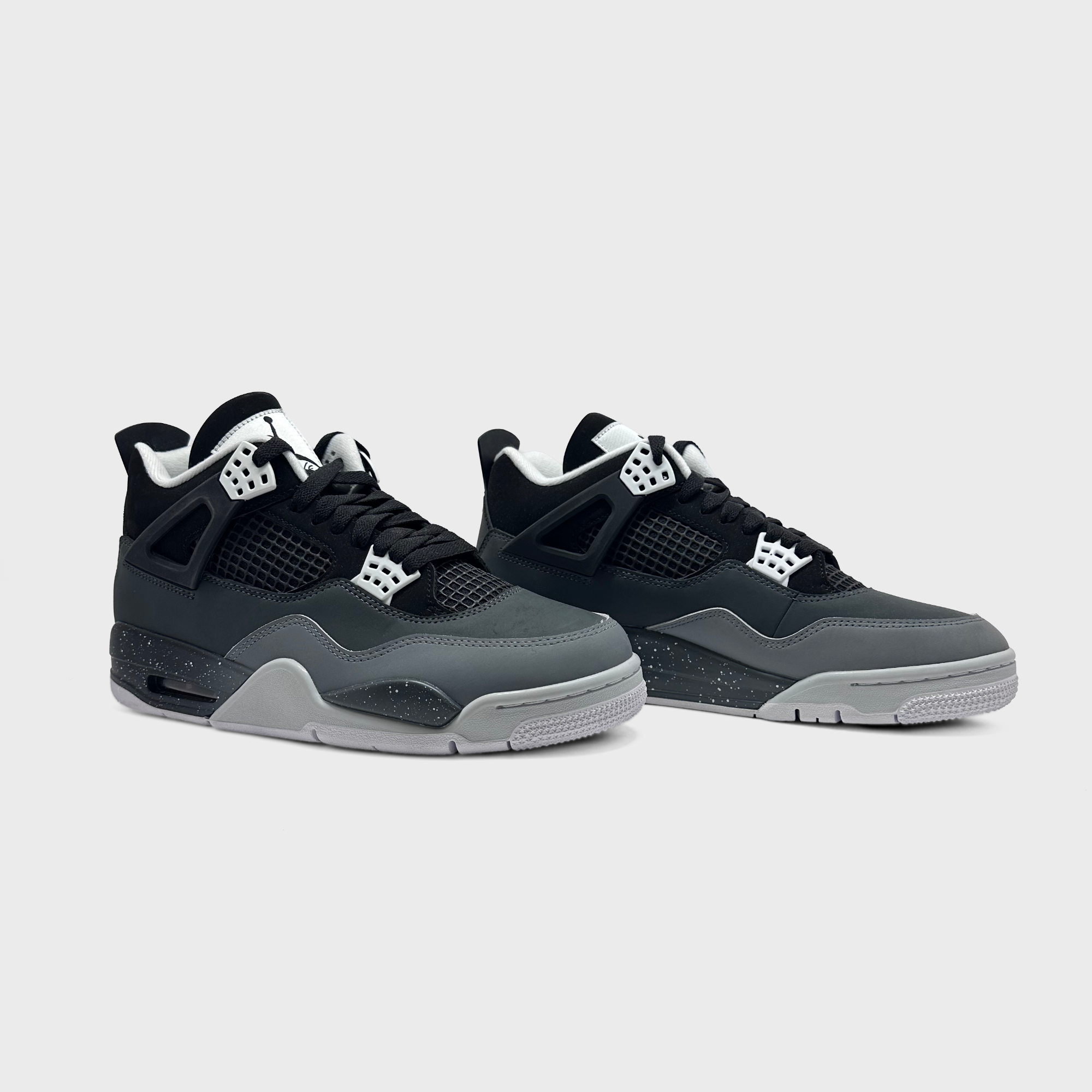 Nike Air Jordan 4 SE Fear Sneaker grau schwarz Paar schräg von vorne
