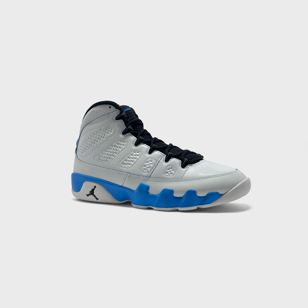 Nike Air Jordan 9 Retro Powder Blue Sneaker weiß blau schräg von vorne
